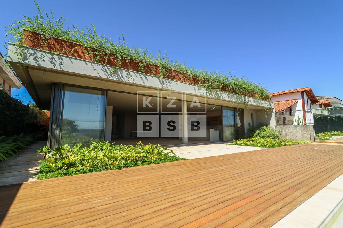 Casa contemporânea com 700 m² de área construída e vista permanente para o lago....