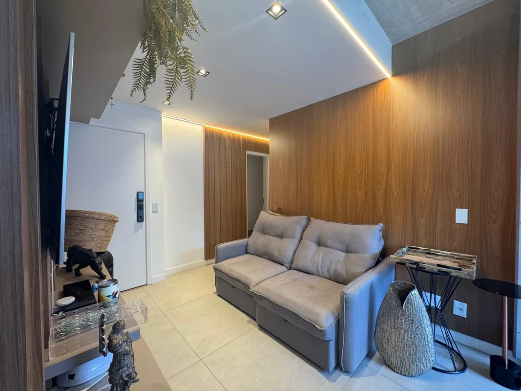 Apartamento reformado, com Sala dois ambientes, cozinha/área de serviço com muit...