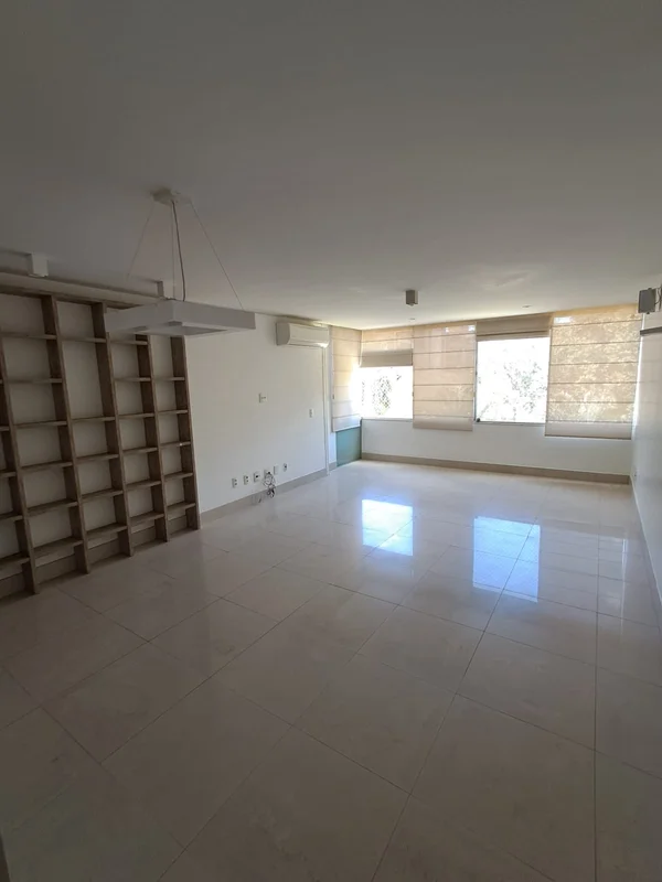 Descubra um apartamento de 127m² bem localizado na SQN 112, ASA NORTE, Brasília,...