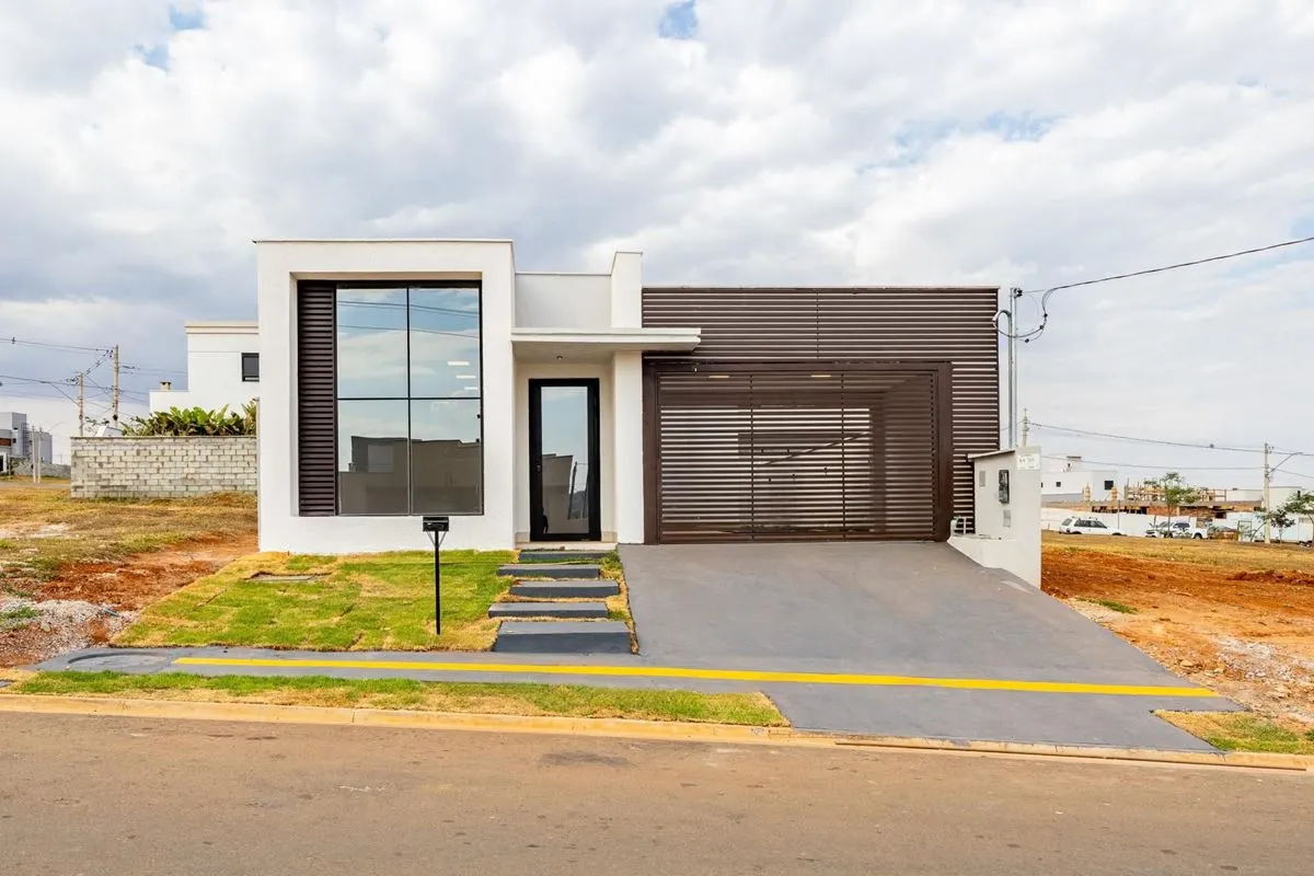 Esta casa à venda no Jardins Parma tem 137 m² construídos em um terreno de 274 m...