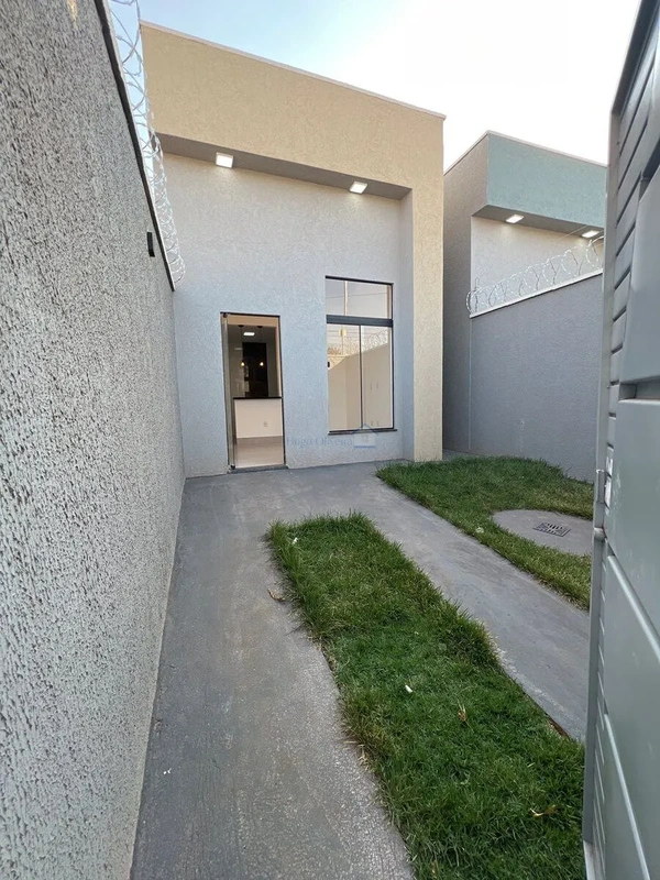 Conquiste o conforto de uma casa charmosa localizada na Rua Valciria Leda Bandei...