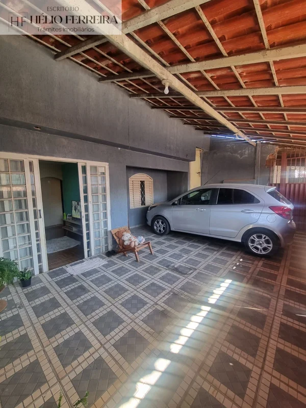 Linda casa na 203 Santa Maria Sul, com: - 3 quartos,- sala de estar,- copa, - ba...