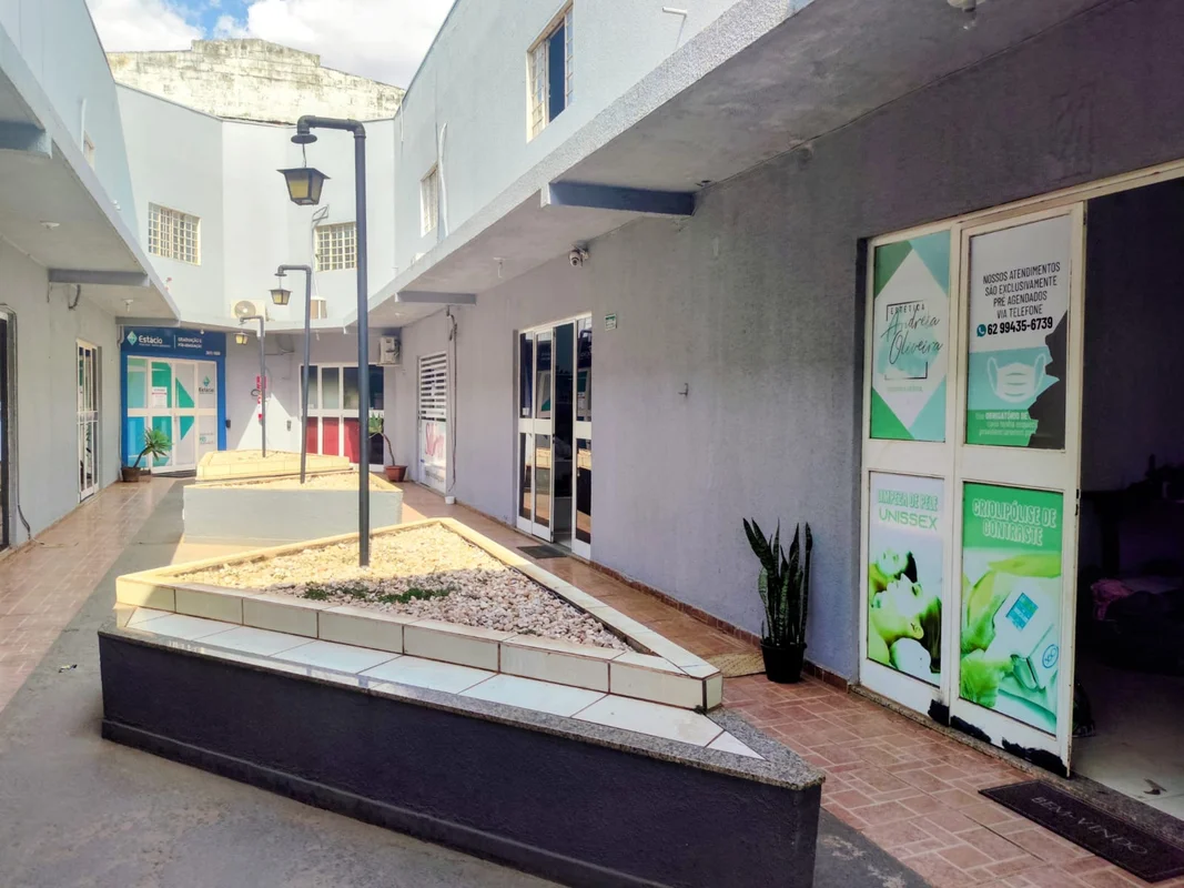 Sala na Av. São Francisco, Setor Santa Genoveva, toda reformada. Aproximadamente...