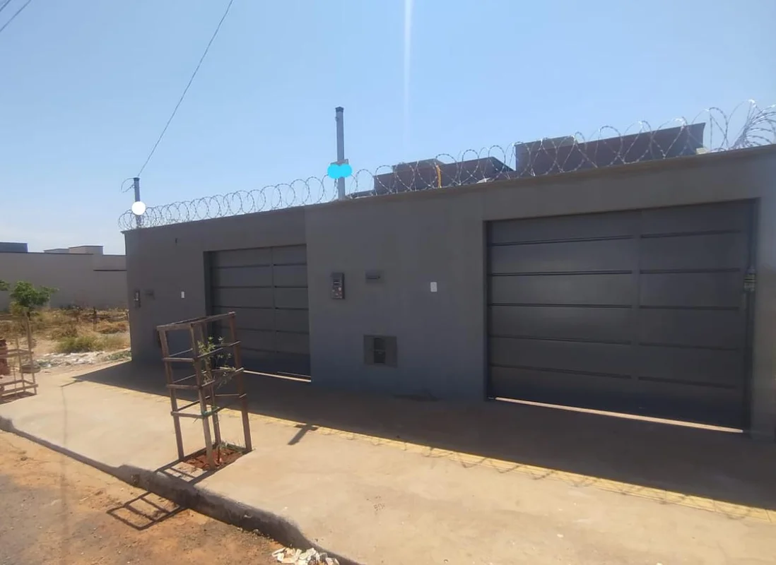 Casa nova com 2 quartos, 1 suíte, banheiro social com nichos, sala 2 ambientes, ...