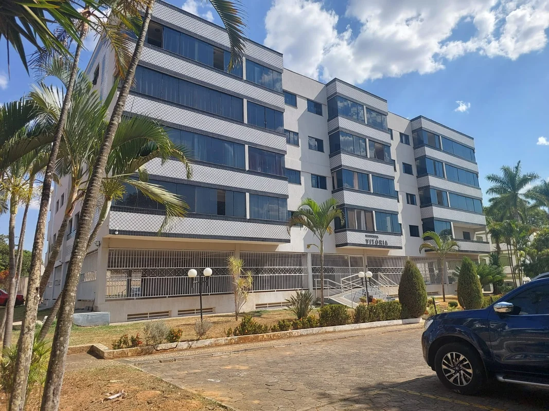 Descubra um apartamento acolhedor e prático no Edifício Vitória, localizado na Q...