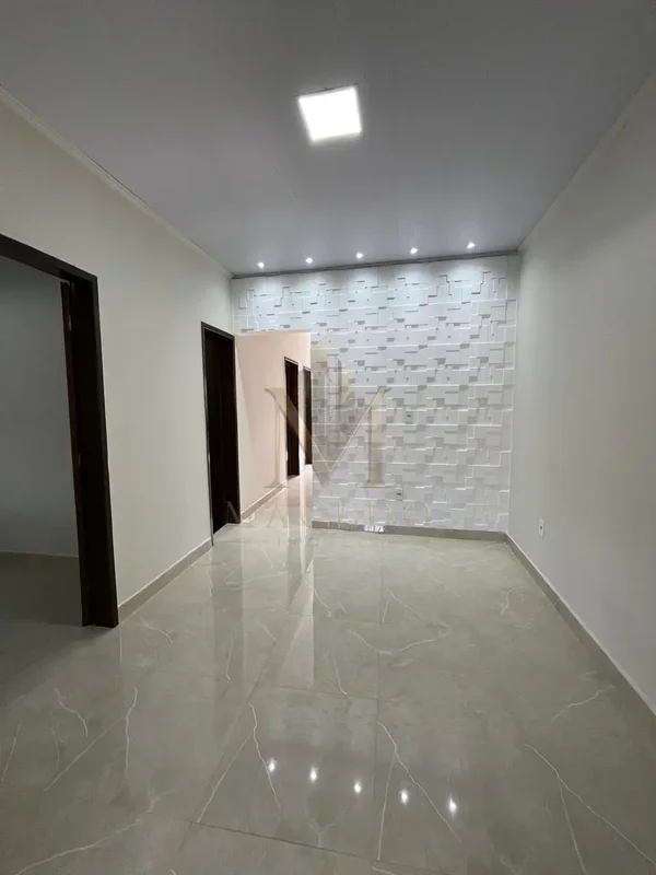  CASA À VENDA – QR 415IMOVEL NÃO FINANCIA!Toda reformada e pronta para morar!Uma...
