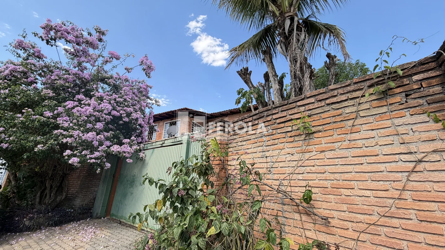 OPORTUNIDADE! CASA AMPLA PARA REFORMA EM CONDOMÍNIO FECHADOMuito espaço, boa loc...