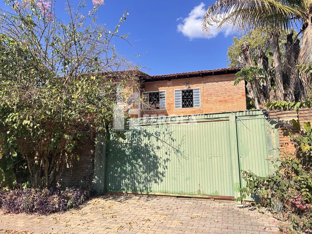 OPORTUNIDADE! CASA AMPLA PARA REFORMA EM CONDOMÍNIO FECHADOMuito espaço, boa loc...