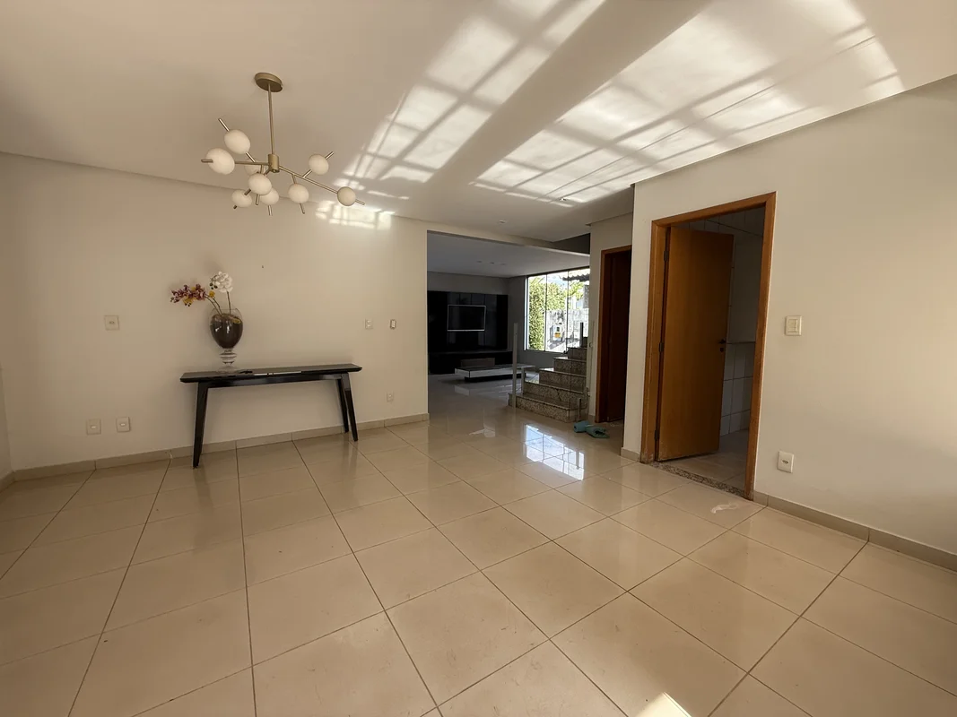Descubra uma residência exclusiva no Residencial Granville, localizado na Rua GV...