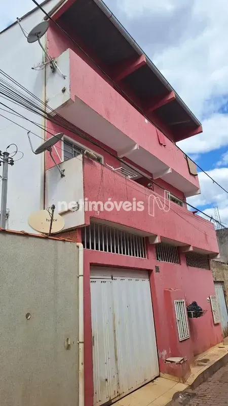 Excelente oportunidade para investidores! Edifício residencial completo com rend...