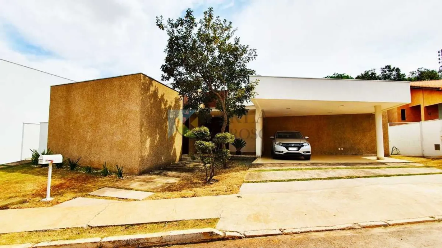 Casa semi-nova, com acabamento de alto padrão, construída em 3 níveis, integrada...