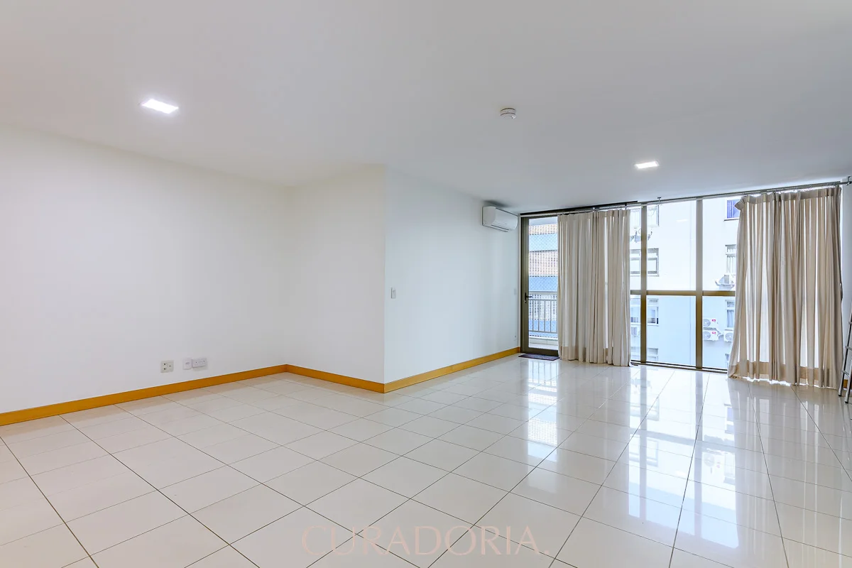  Apartamento de 167m2, em localização nobre da Asa Sul, composto por: - Sala de ...