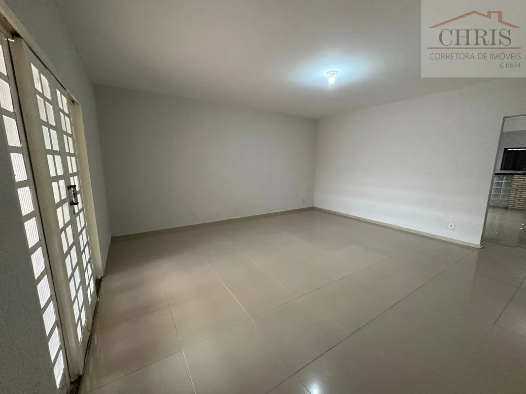 Conquiste seu novo conforto em uma casa de esquina no quadradão, localizada na Q...