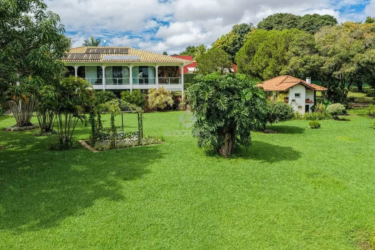 Descubra o conforto e a praticidade de morar na melhor localização do Lago Sul, ...