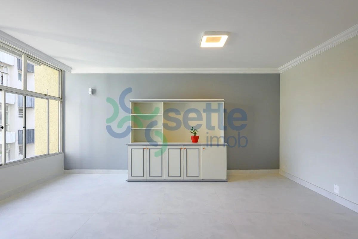  SQS 207 | REFORMADO • ANDAR ALTO • NASCENTEConforto, luz natural e o privilégio...