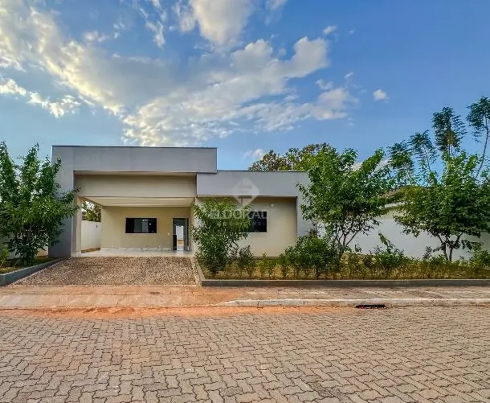 Descubra uma casa encantadora no Condomínio Quintas do Trevo, localizado no cora...