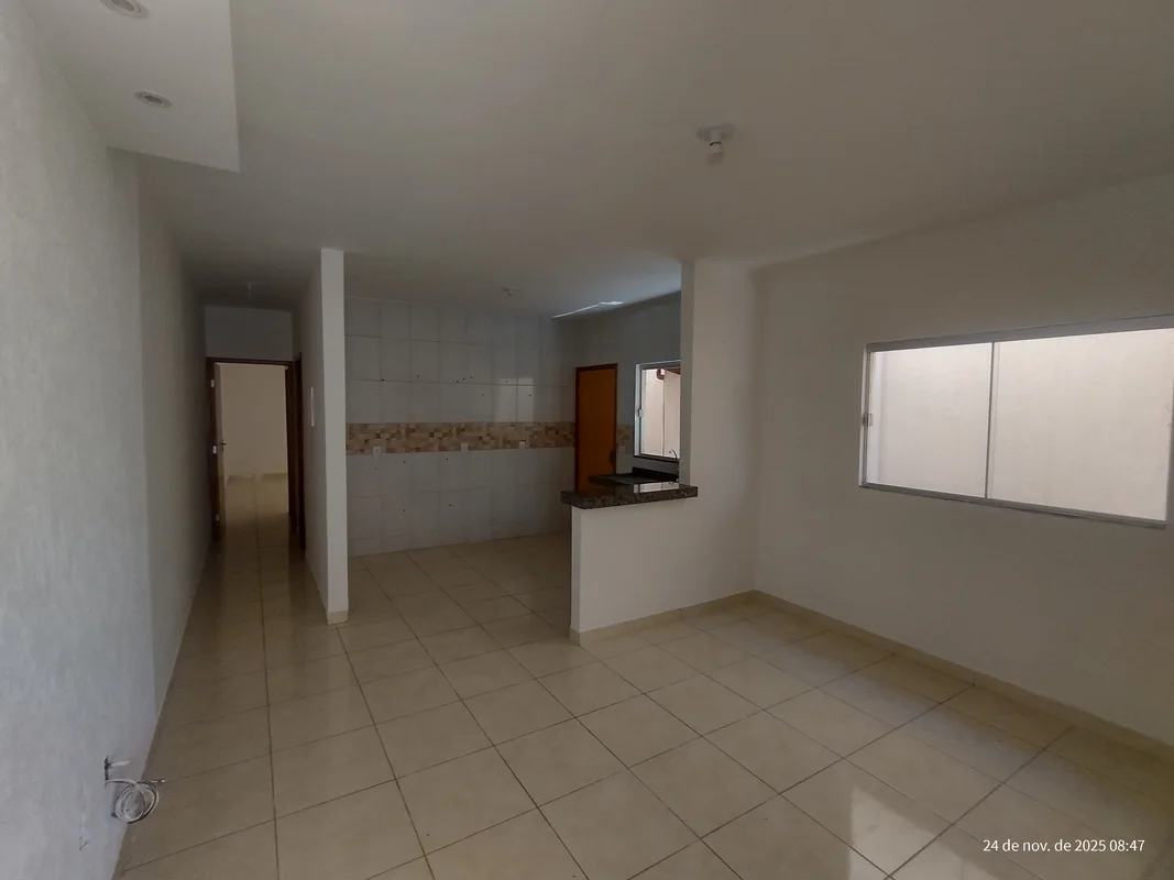 SEMI-NOVA – SOZINHA NO LOTE - 02 Quartos, sendo 1 suíte ÁGIO 100.000,00 – QUITAD...