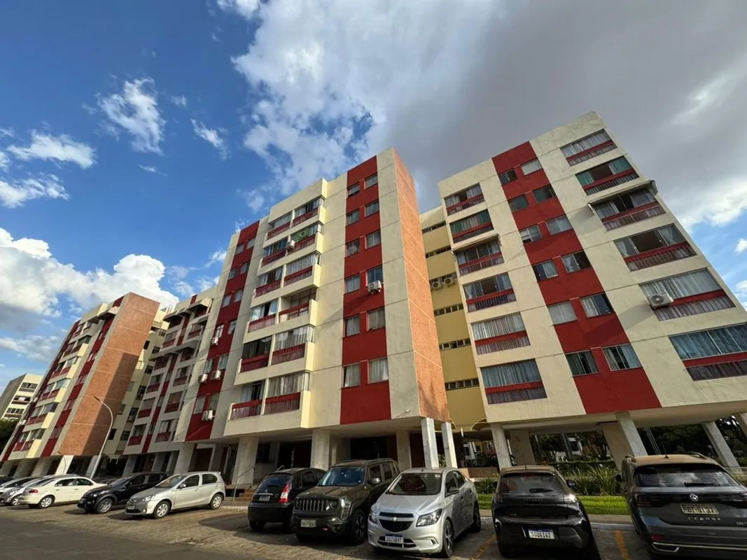 APARTAMENTO (REFORMADO):-Sala;- 2 quartos (1 suíte) com armários em todos);- Ban...