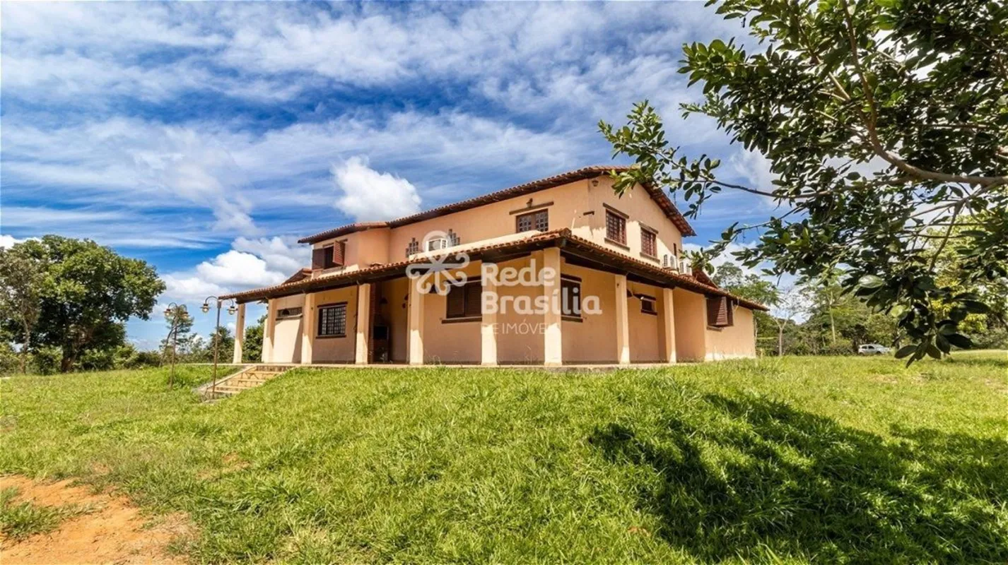 Casa em Chácara com 5 Quartos, 3 Suítes e Vista para o Vale do Rio Paranoá - Núc...
