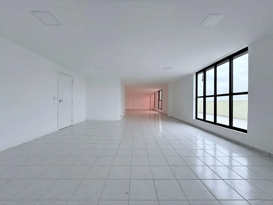 SALA COMERCIAL DE 135m² NO CENTRO EMPRESARIAL - BRASÍLIAExcelente oportunidade p...