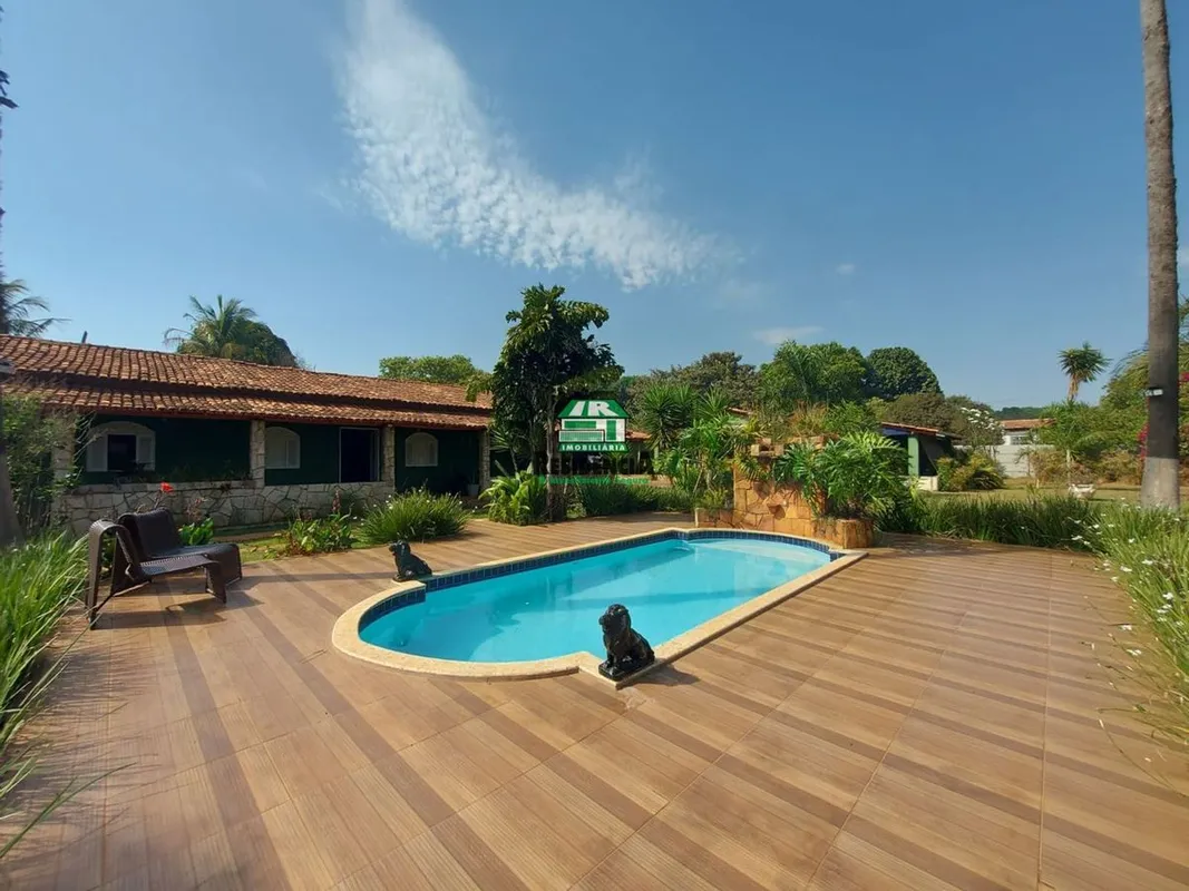 Casa principal:3 suítes;Sala ampla;Cozinha interna;Banheiro social;Lavanderia;Ga...