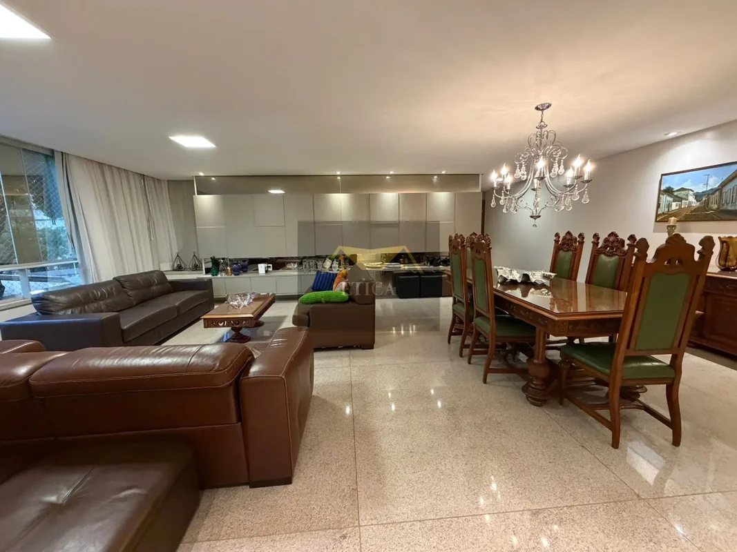 Descubra um apartamento reformado, confortável e bem localizado na quadra Nascen...