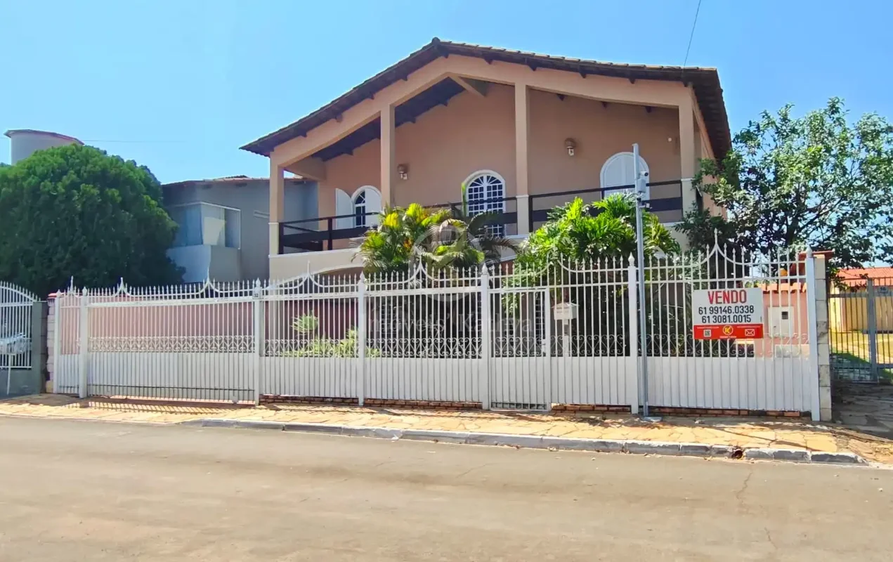 IMÓVEIS KATHYA VENDE:Sobrado com 4 suítes, piscina e lazer completo no Condomíni...