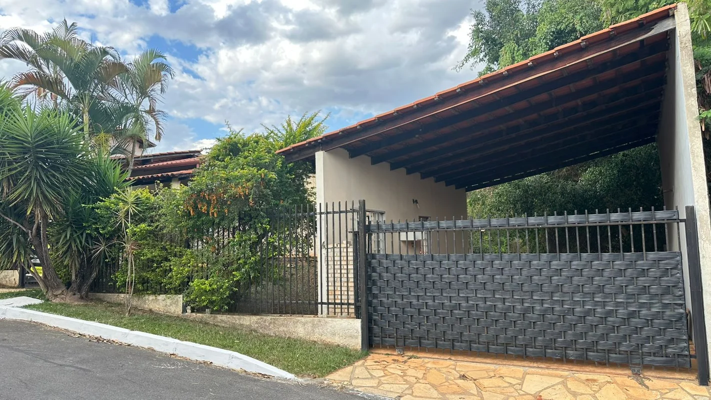 Descubra o conforto e a praticidade de morar no Residencial Interlagos, localiza...