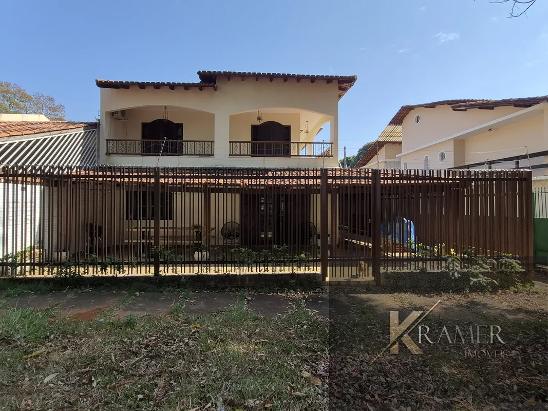 Ótima casa de esquina com ampla área verde.Casa composta de 5 quartos sendo (4 s...