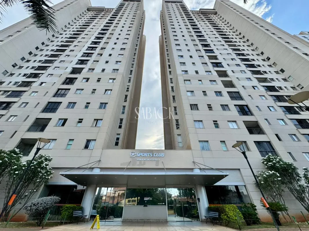 Tem apartamentos que surpreendem pela estrutura. Este começa a impressionar ante...