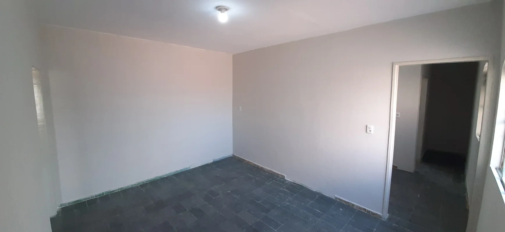 Casa de fundo na parte superior com 02 quartos, sala, cozinha e banheiro social....