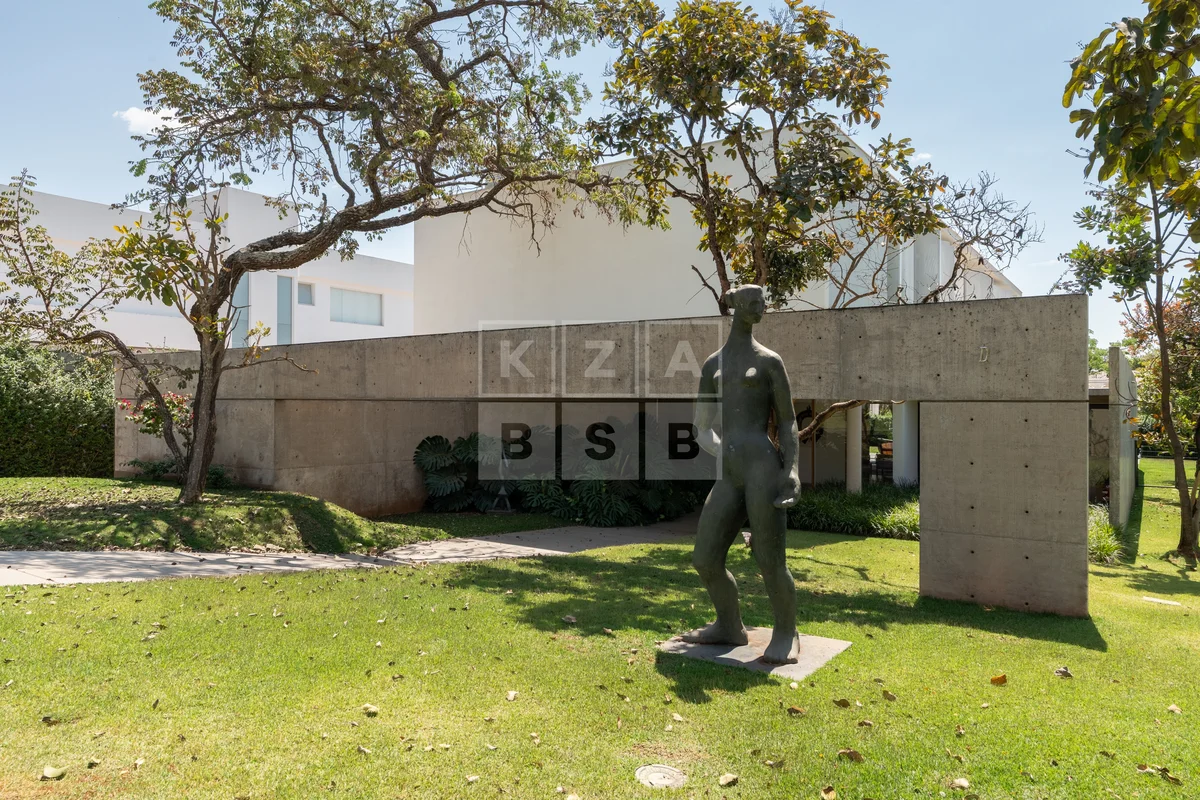 Casa contemporânea com 4 suítes, arquitetura Paranhos e jardim de Marina Pimente...