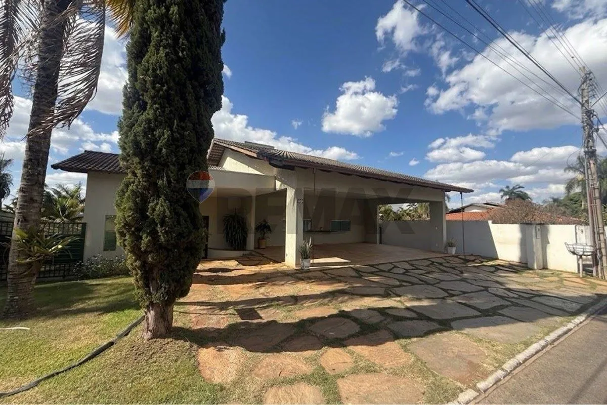 REMAX Prime, vende casa localizada em condomínio do Lago Sul, com acesso pela pr...
