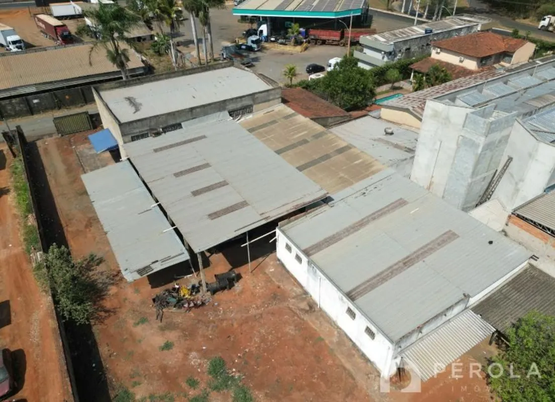 Área comercial de 3.000 m² com 3 galpões. Espaço e localização para sua empresa!...