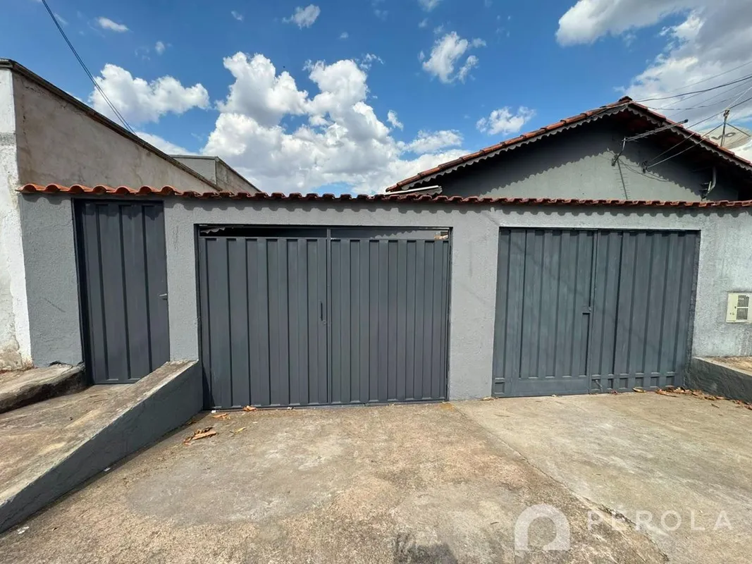Casa Residencial com três quartos sendo uma suíte, banheiro social, sala, cozinh...