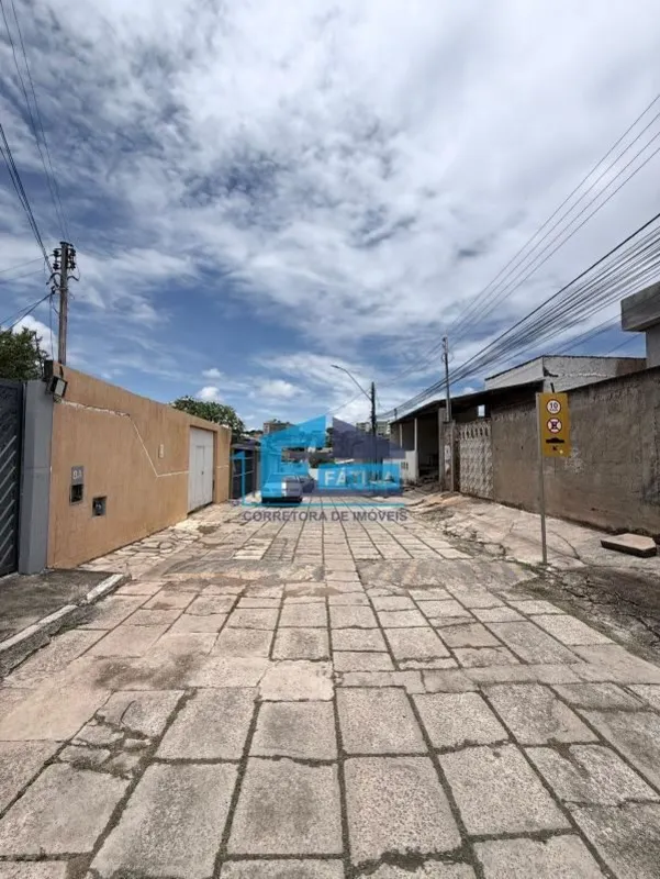 Imóvel localizado em condomínio fechado, com portão automático, oferecendo mais ...