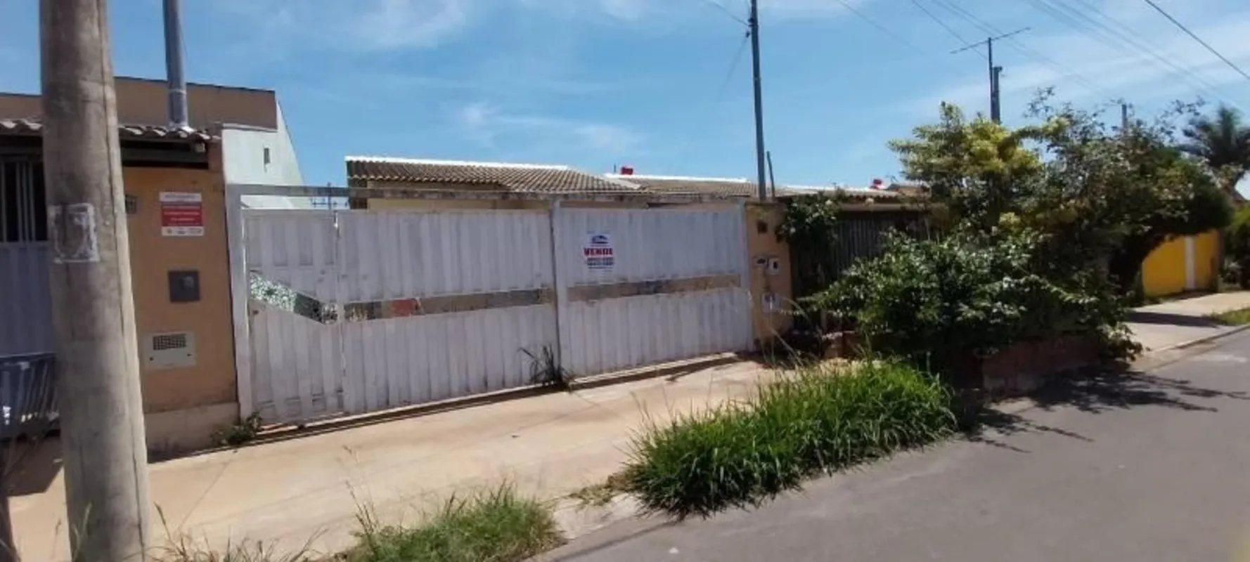 - Casa baixa;- Bem localizada;- Composta de: sala, 2 quartos, banheiro social, c...