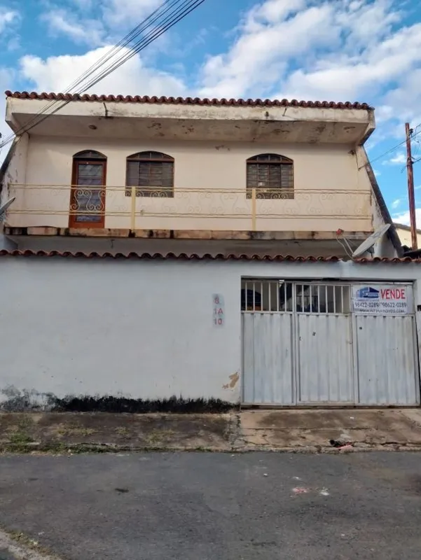 - Imóvel com excelente localização;- Próximo ao terminal de ônibus;- Precisando ...