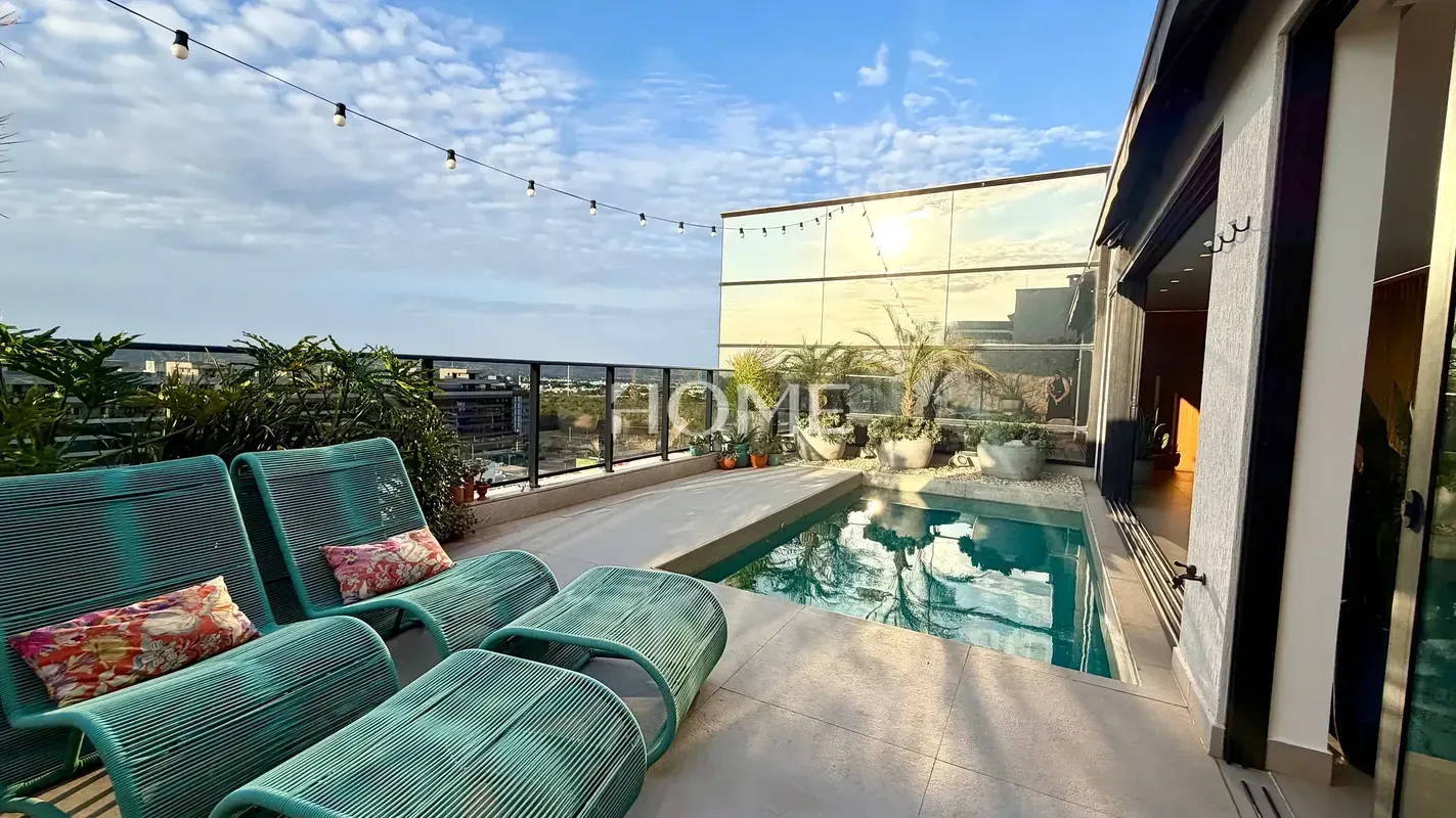 HOME VENDE COM EXCLUSIVIDADEUma cobertura que combina arquitetura autoral, ampli...
