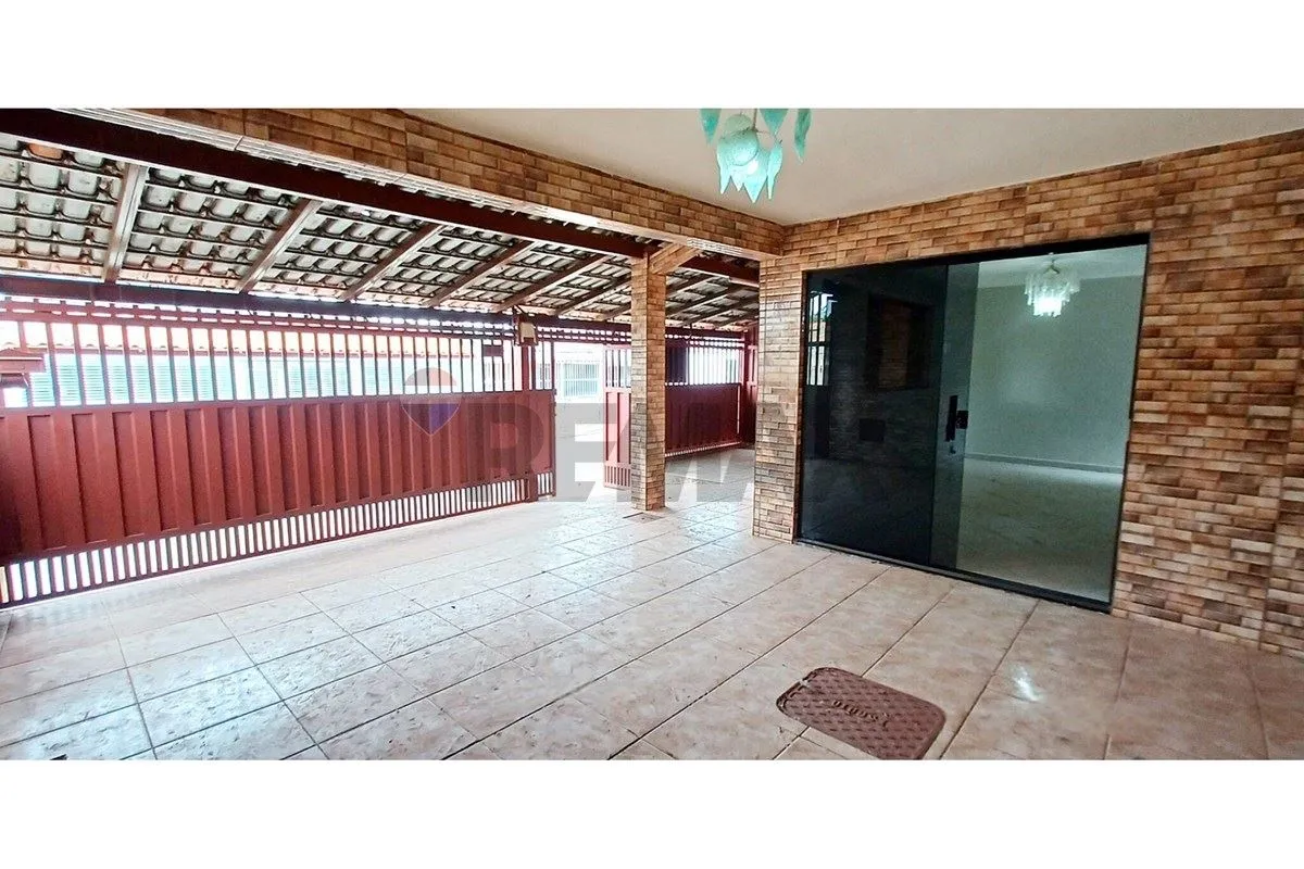 Venha conhecer essa casa bem localizada no Recanto das Emas, em uma área central...