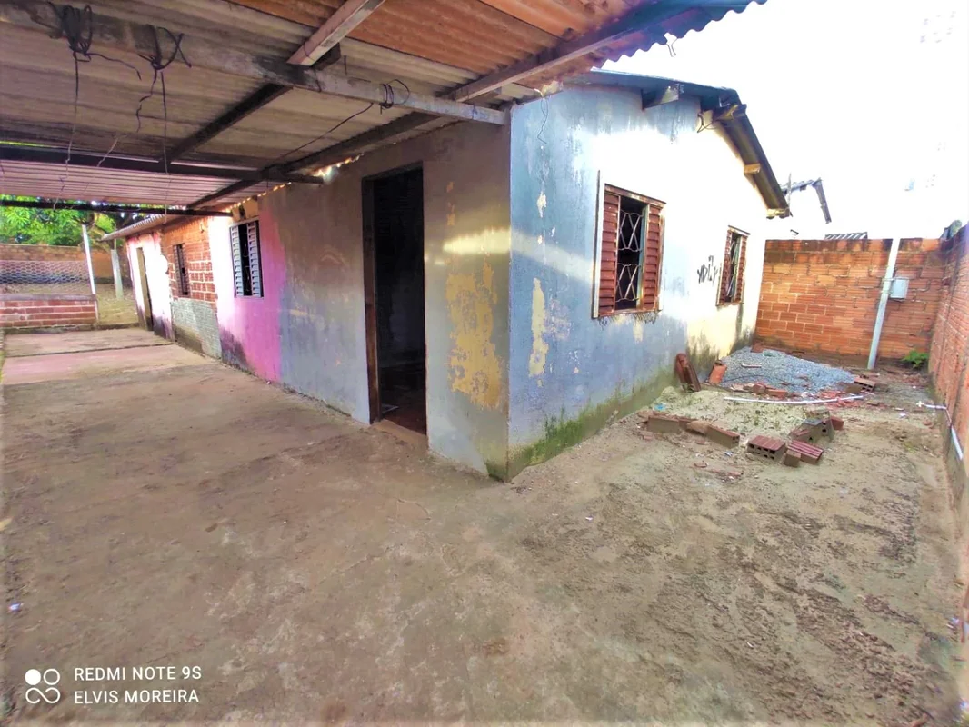 CASA À VENDA, LOTE INTEIRO DE 300 METROS QUADRADOS, NO SETOR INDUSTRIAL MUNIR CA...
