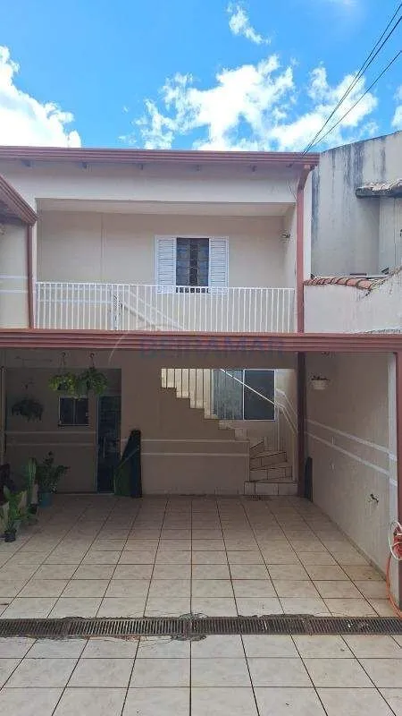 Esta excelente casa oferece ambientes amplos e bem distribuídos, ideal para quem...