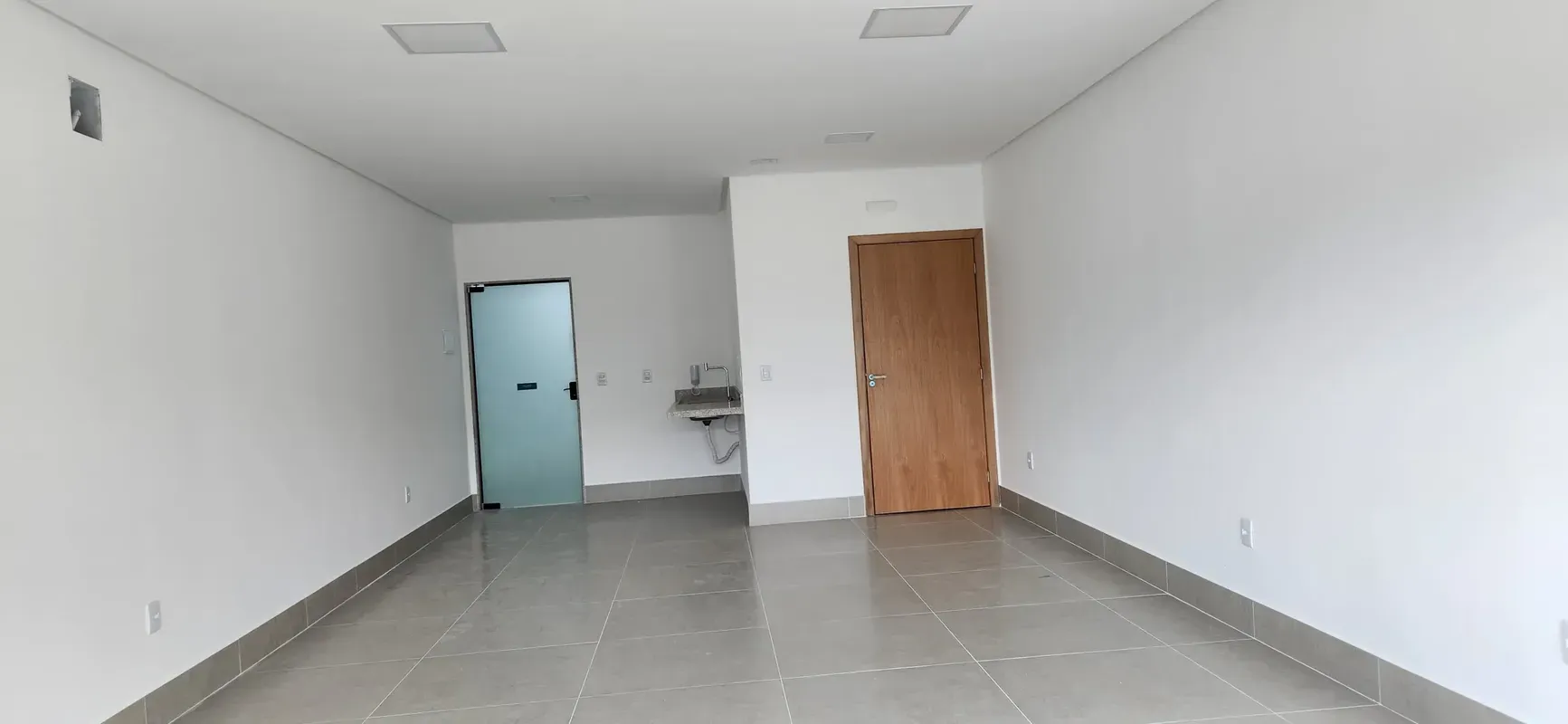 Prédio comercial novo, sendo finalizado.Localizado na Avenida Aristóteles com a ...