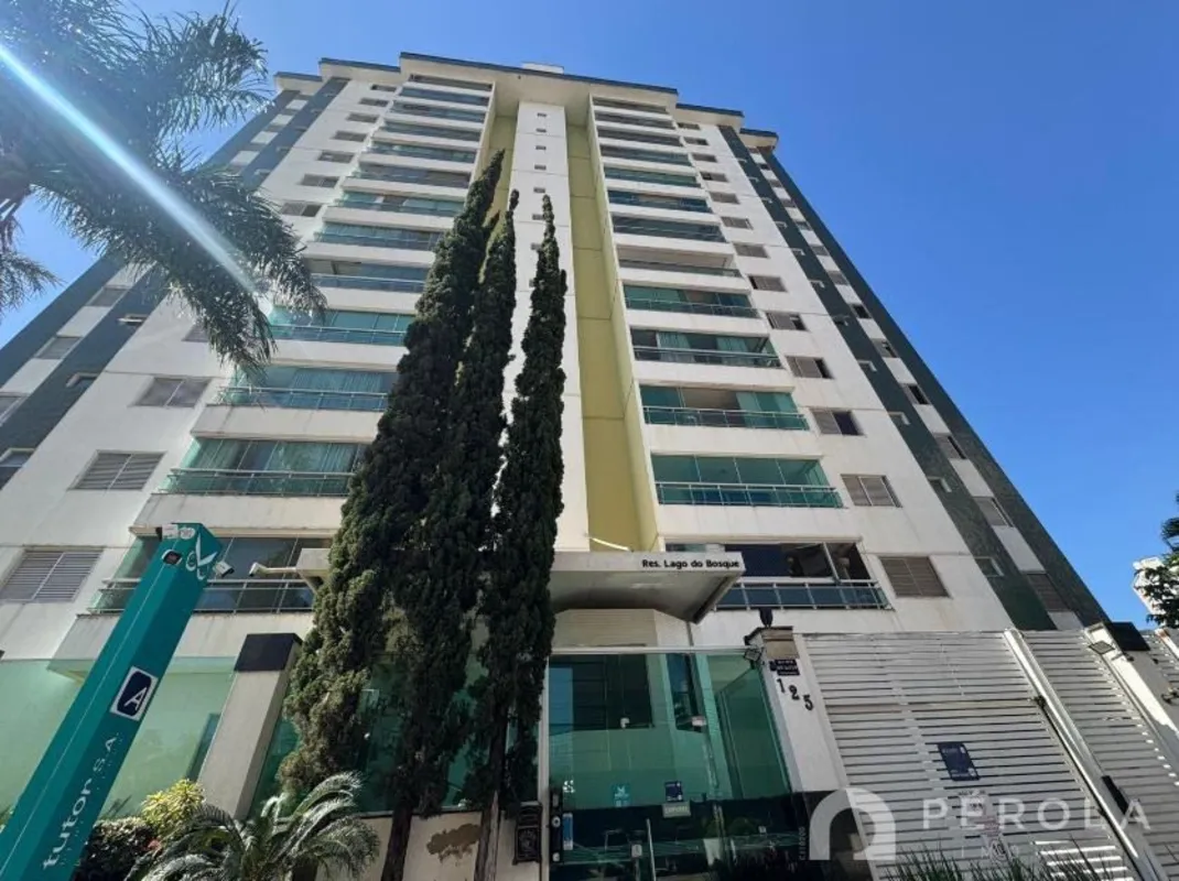 Apartamento poente com três quartos sendo um suíte, sala para dois ambientes, va...