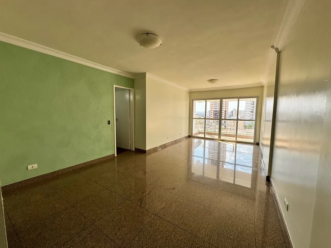 O imÃ³vel conta com:Sala ampla para 2 ambientes, com sacada;Banheiro social com ...