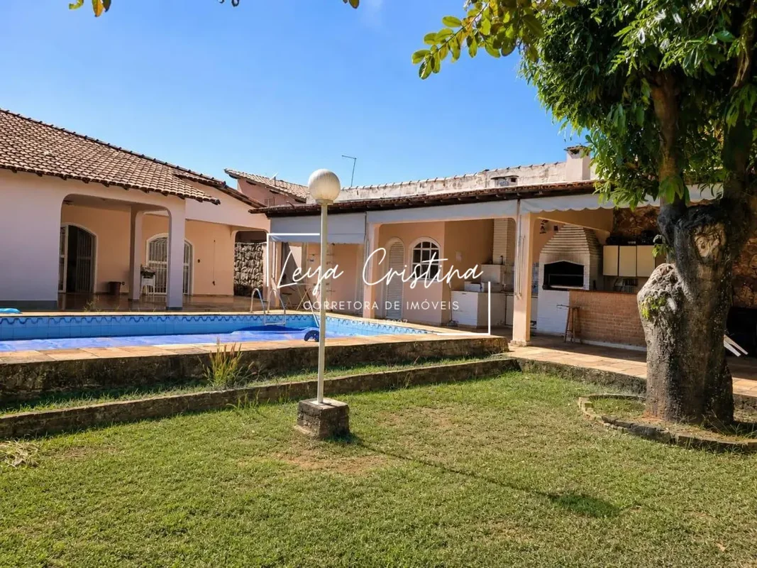 Casa térrea, ampla, com excelente distribuição dos ambientes e muito confortável...