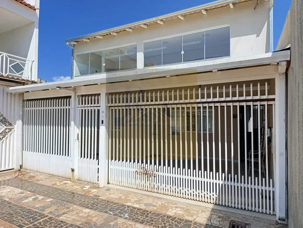 R. A corretagem oferece a você cliente especial está linda casa localizada na QR...