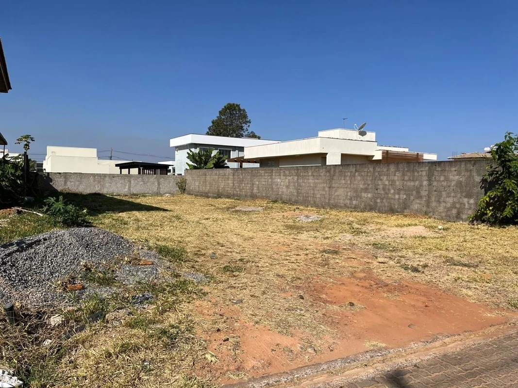 Julisce Alencar Assessoria Imobiliária vende...Lote localizado no Condomínio Alt...