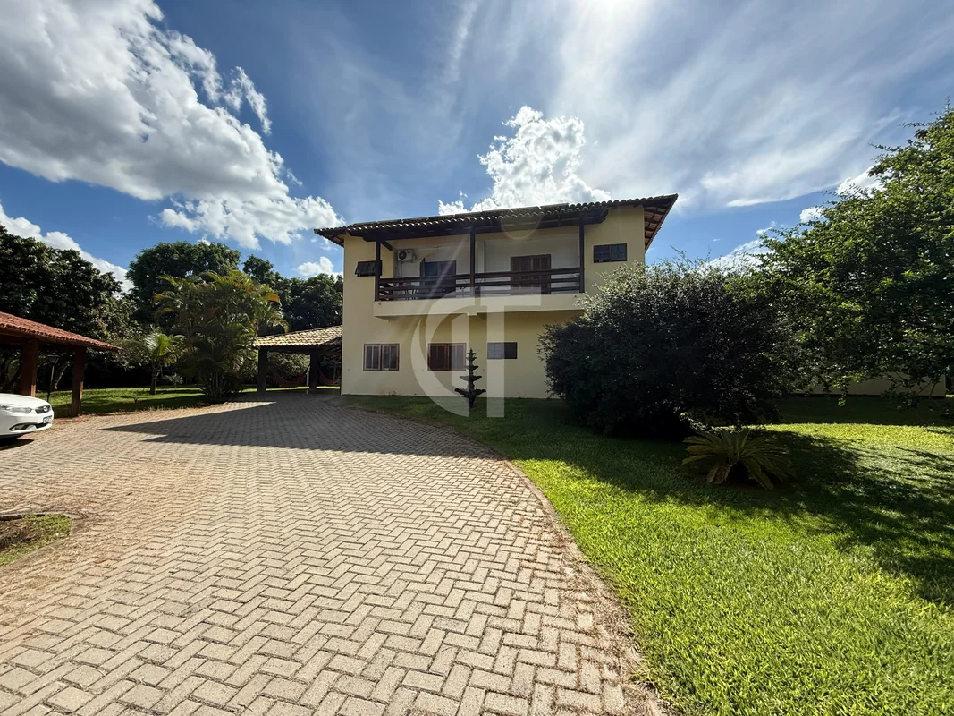 Casa de Alto Padrão no Park Way Quadra 26 | 500m² | Lote de 2.500m² | 2 Suítes M...