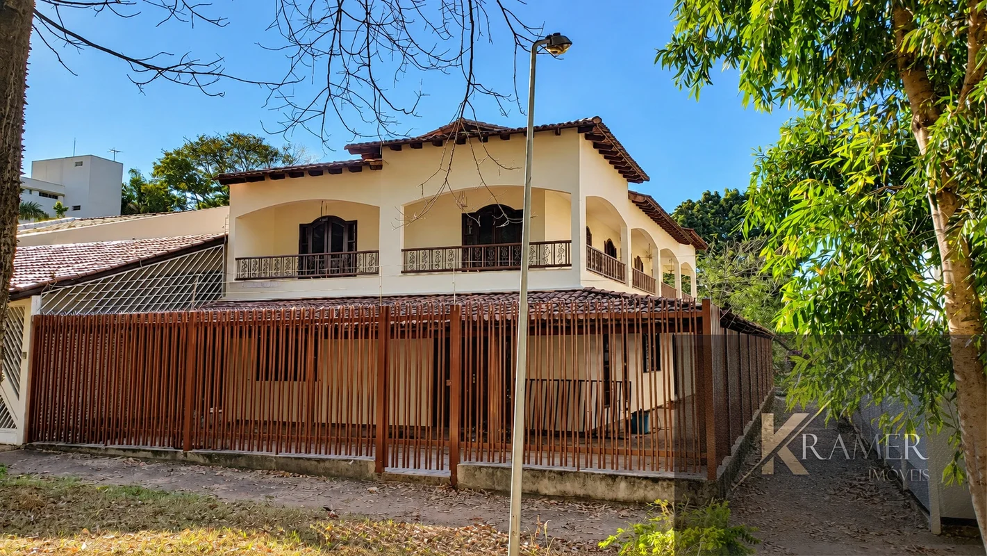 CASA DE ESQUINA COM AMPLA ÁREA VERDE | 5 QUARTOS | 4 SUÍTES | 4 VAGASConforto, e...